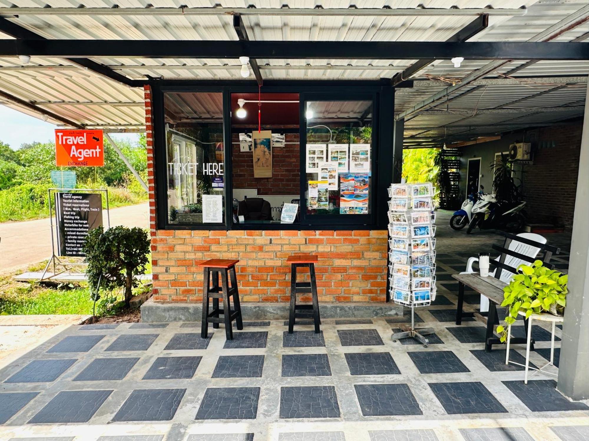 Koh Jum Bungalow & Hostel Exterior foto
