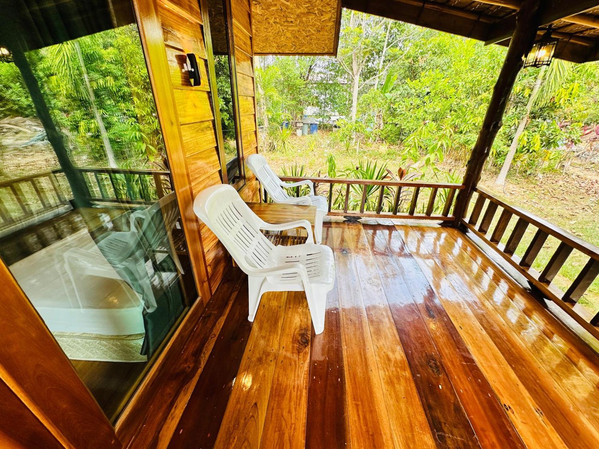 Koh Jum Bungalow & Hostel Exterior foto